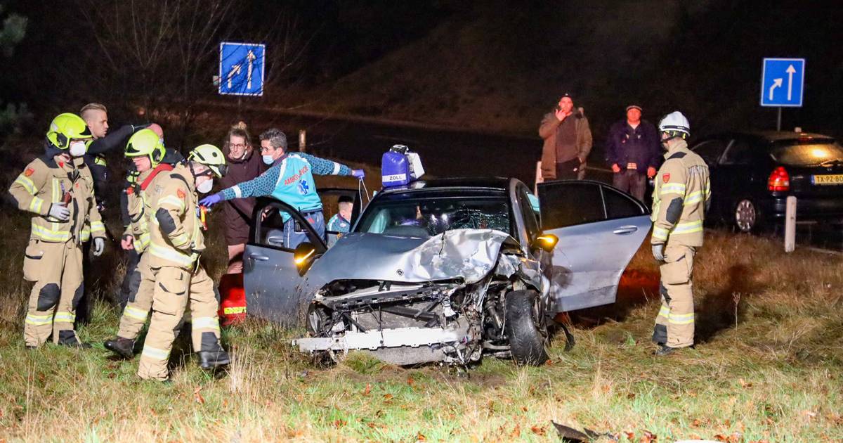 Ernstig gewond bij zware aanrijding tussen drie autos op Apeldoornseweg Arnhem.