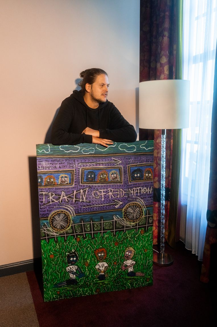 Kunstenaar Frank Willems mocht als ‘artist in residence’ een week verblijven in een luxe suite van hotel The Grand in Amsterdam. Beeld Ines Vansteenkiste-Muylle