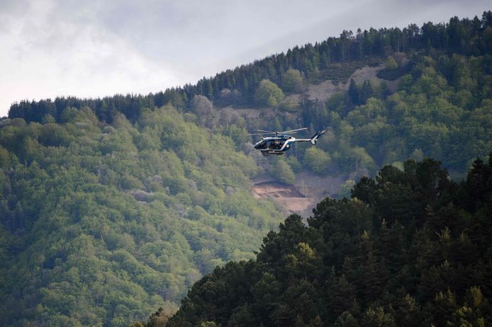 Helikopters zwermen rond in de omgeving van Les Plantiers in de beboste en bergachtige Cevennen.