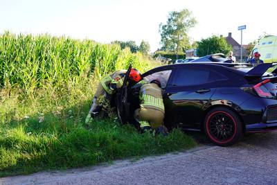 Twee auto’s in de sloot bij botsing in Molenschot, twee gewonden