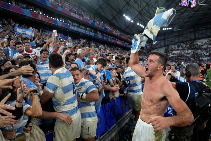 Emiliano Boffelli viert feest met de Argentijnse supporters in Marseille.