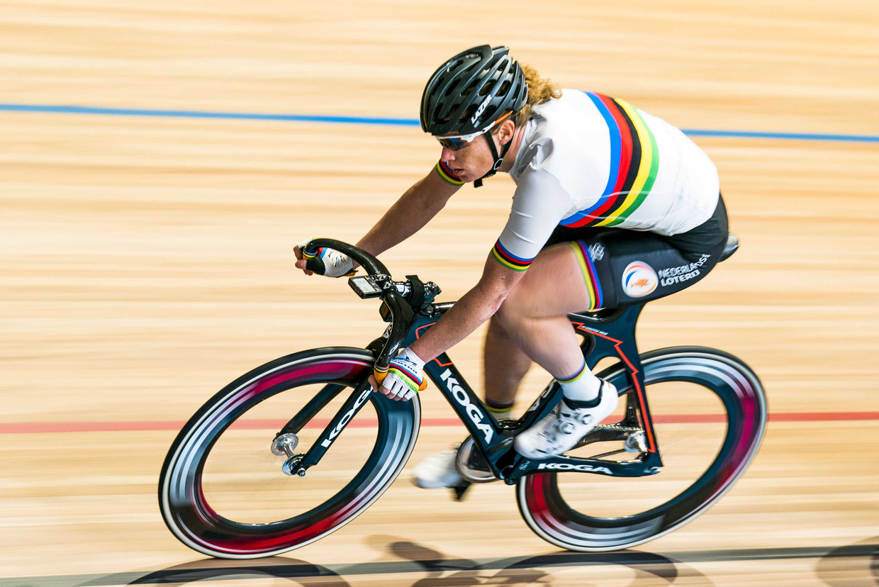 Kirsten Wild traint voor het WK baanwielrennen. Beeld ANP