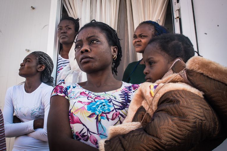 Congolese migranten in het overvolle opvangkamp Eleonas, dat als enige midden in de stad ligt. Sommige bewoners zitten er al vier jaar in afwachting van hun verblijfsstatus. Beeld Nicola Zolin