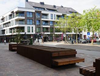 Grote Markt krijgt boomeilanden met zitbanken: “Straatbeeld opfleuren waar mogelijk”