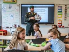 Vliegen in een oude Dakota en high five met de koning: Helmondse leerlingen winnen Kidswedstrijd Veteranendag