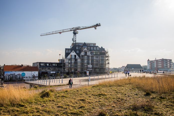Er wordt weer volop gebouwd in Cadzand-Bad. Hotel De Schelde staat in de steigers, de bouw van C-Sight wordt aangekondigd.