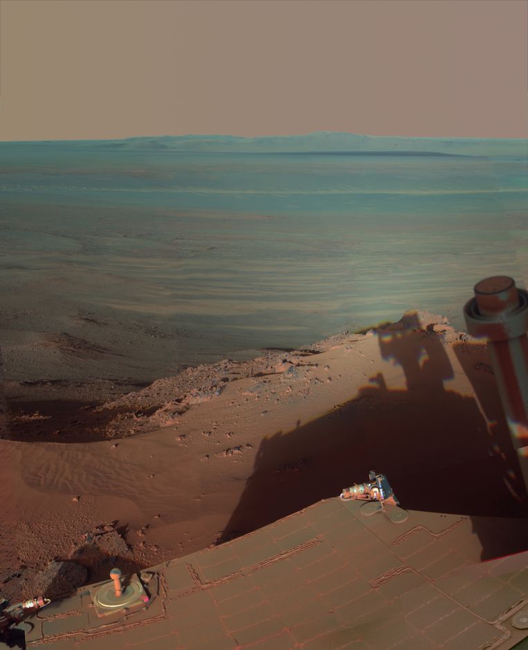 De schaduw van Opportunity bij de Endeavour-krater. Beeld AP