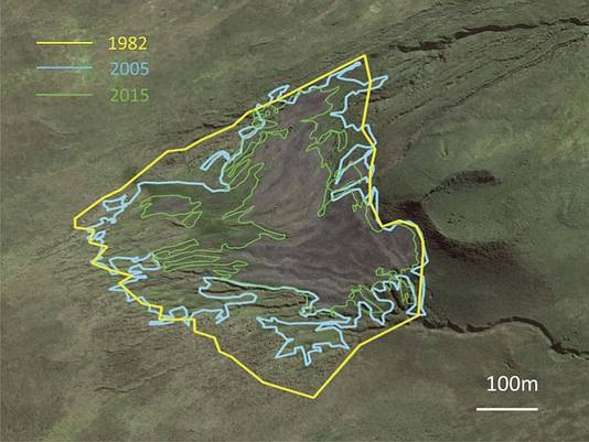 Satellietbeelden waarop de onderzoekers de oppervlakte op het eiland weergeven die de pinguïns gebruiken om te broeden, in 1982, 2005 en 2015. Die oppervlakte wordt steeds kleiner.