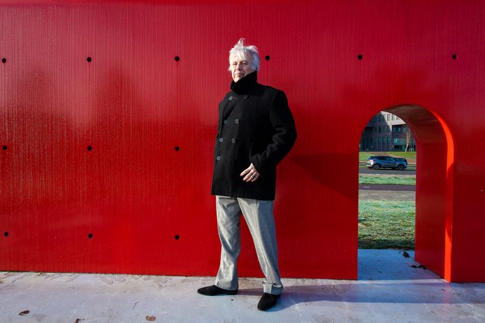 Gerrit Steenbergen is een van de drie mensen die zich gaan buigen over nieuwe kunst langs de straat. De rode muur op de Koning Stadhouderlaan is wat hem betreft een goed voorbeeld van het juiste werk op de juiste plek.