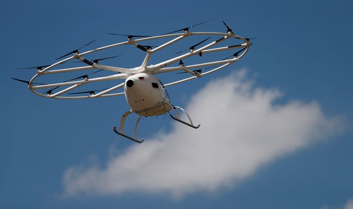 Un prototype de drone électrique de taxi aérien de la start-up allemande Volocopter, qui décolle et atterrit verticalement, effectue un vol sans passager au-dessus de l'aéroport du Bourget, près de Paris, en France, le 21 juin 2021.
