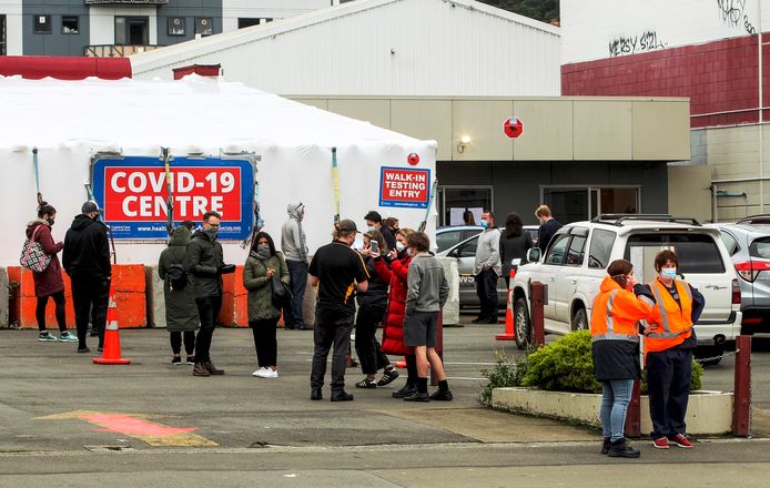 Mensen schuiven aan bij een testcentrum in de Nieuw-Zeelandse hoofdstad Wellington.