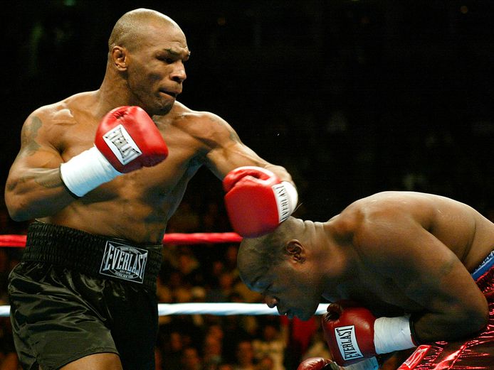 Clifford Etienne (R) duikt onder een klap van Mike Tyson (L) in de eerste ronde van hun zwaargewichtgevecht op 22 februari 2003 in de Pyramid Arena in Memphis, TN. Tyson schakelde Etienne slechts 49 seconden in de ronde uit.
