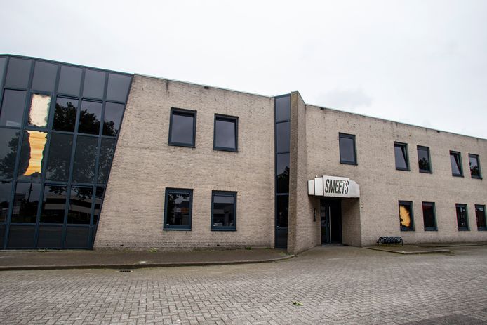 Het pand aan de Edisonweg met kapotte ruiten.
