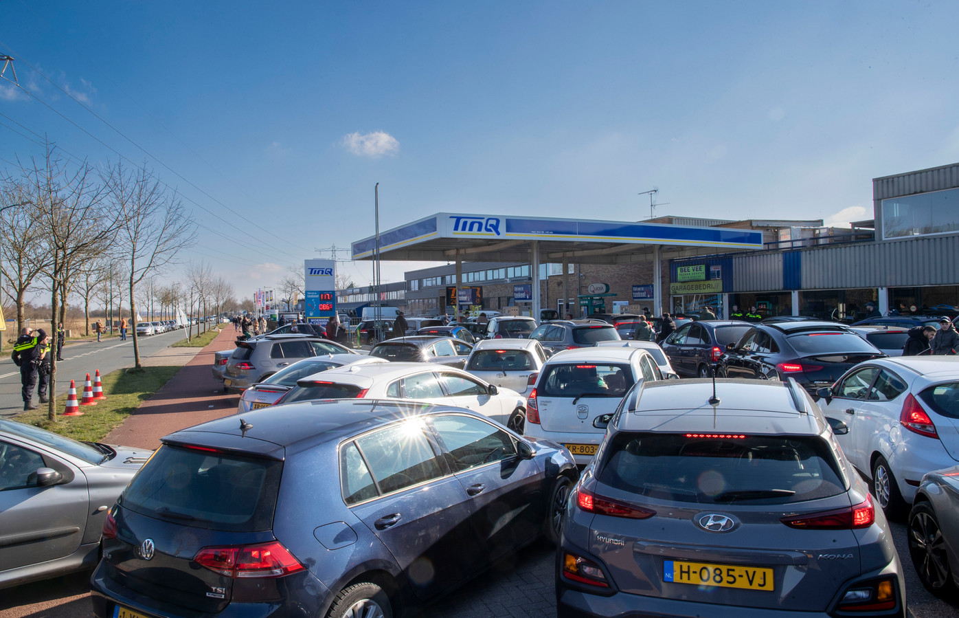 Tankstation in Harderwijk gooit prijs uur lang fors omlaag ‘We zetten ons schrap voor de files