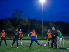 Voetballers WVV Wageningen trainen met slaap in de ogen: ‘We moesten allemaal wel wat wakker worden’