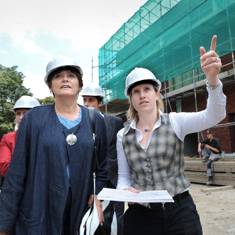 Toenmalig minister voor Wonen, Wijken en Integratie Ella Vogelaar (l) op werkbezoek in de Vogelaarwijk Doornakkers in Eindhoven. (2008) Beeld Marcel van den Bergh / de Volkskrant