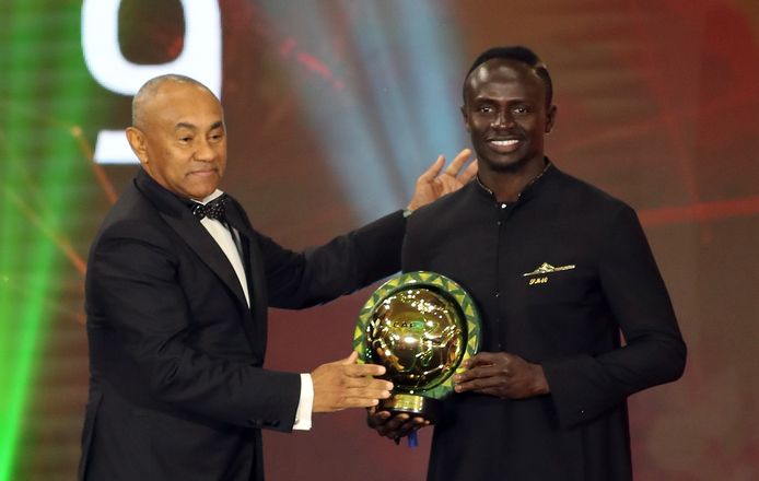 Ahmad Ahmad beloonde Liverpool-speler Sadio Mané nog met de trofee Speler van het Jaar.