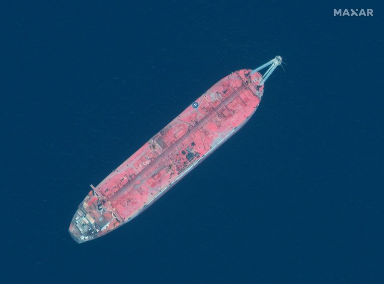 De FSO Safer, met 1.1 miljoen vaten olie in de opslag, ligt enkele kilometers voor de kust van Jemen, en kan volgens experts elk moment zinken of exploderen.  Beeld AFP