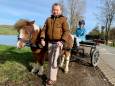 Zusjes Karlijn en Esther gaan graag op pad met hun pony Pip (15): ‘We mesten zelf de ponystal uit’ 