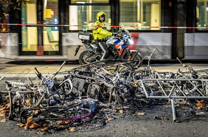 Bij de rellen in Rotterdam werden veel vernielingen aangericht.