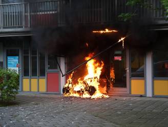 Scooterbrand slaat over op gebouw in Den Haag, politie gaat uit van brandstichting