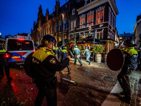 Politie bekogeld met glas en stoelen in centrum Arnhem: drie supporters Rapid Wien aangehouden