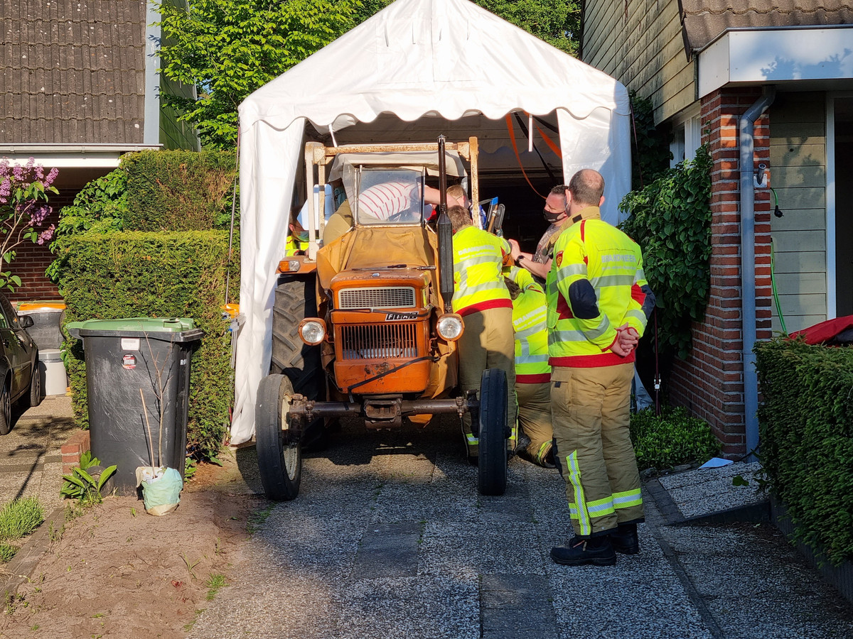 Peuter vast met vinger in dashboard tractor; brandweer biedt uitkomst
