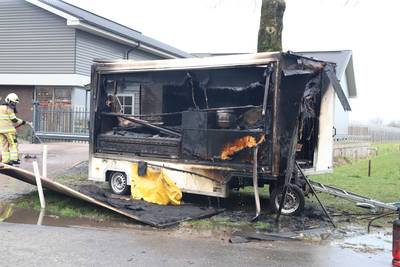 Snackwagen brandt uit, brandweer stelt gasflessen veilig: ‘We zagen dat hij raar stond te roken’