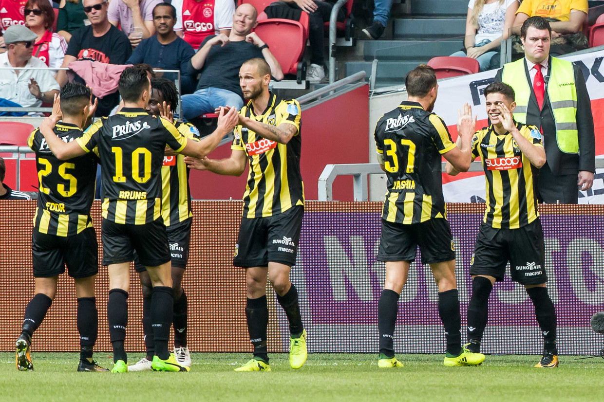 Milot Rashica (uiterst rechts) viert de 0-2 met aanvoerder Kashia. Beeld anp