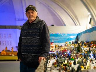 Frank (72) bouwt indrukwekkend kerstdorp van 30 vierkante meter groot: “Een maand lang elke dag aan gewerkt” 