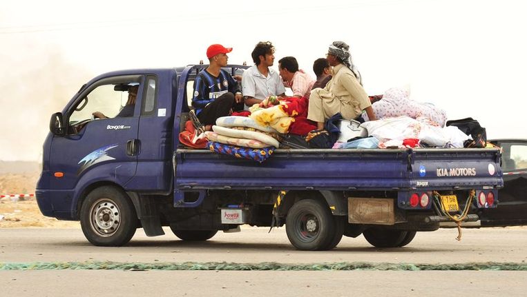 Een Libisch gezin verlaat Sirte in een volgepakte auto. Beeld reuters