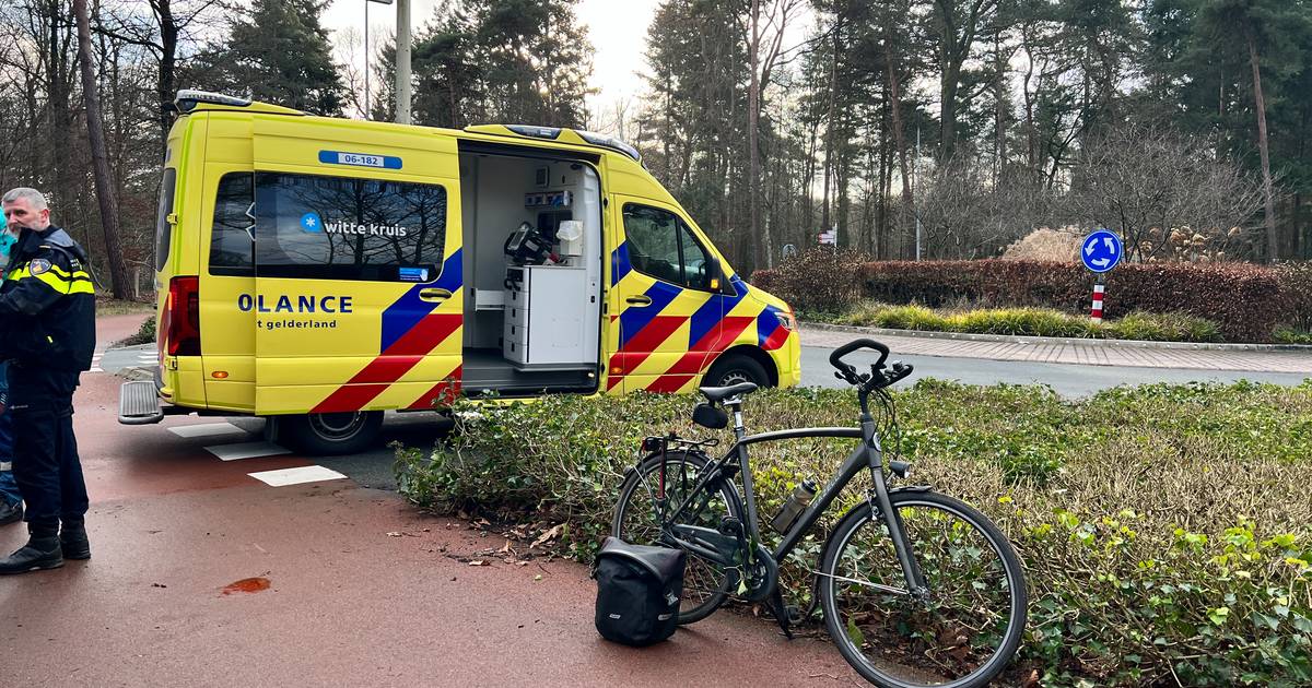 Scooterrijder naar het ziekenhuis na aanrijding met fietser.