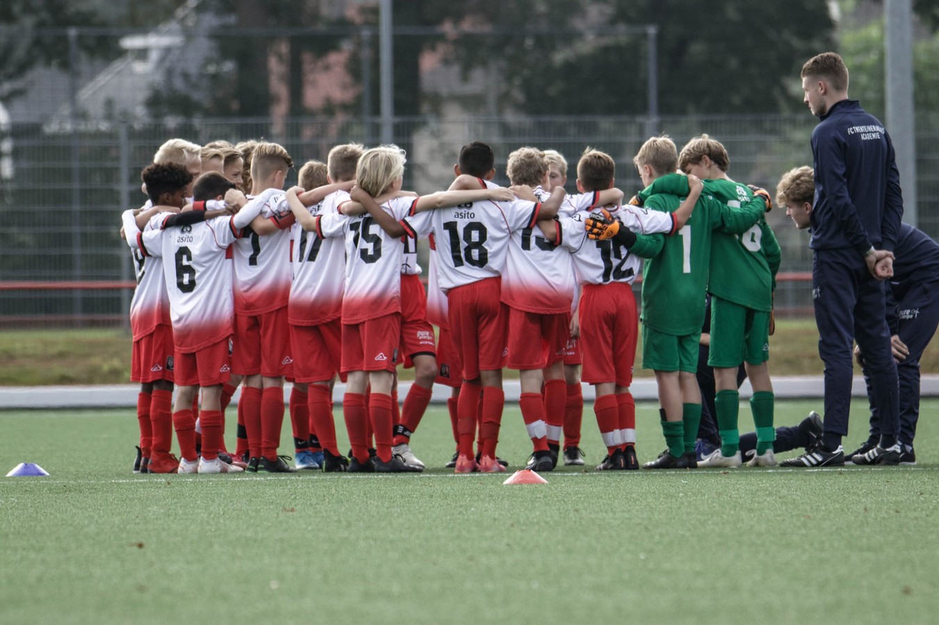 FC Twente/Heracles Academie neemt afscheid van trainer die ook bij