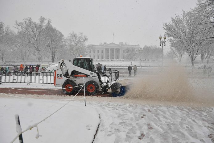 In de hoofdstad Washington heeft het deze voormiddag al hevig gesneeuwd. Het Witte Huis heeft alle afspraken van president Donald Trump afgezegd.
