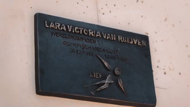 Shorttrackers eren Van Ruijven met plaquette: ‘Het woordje ‘lief’ typeerde Lara het best’