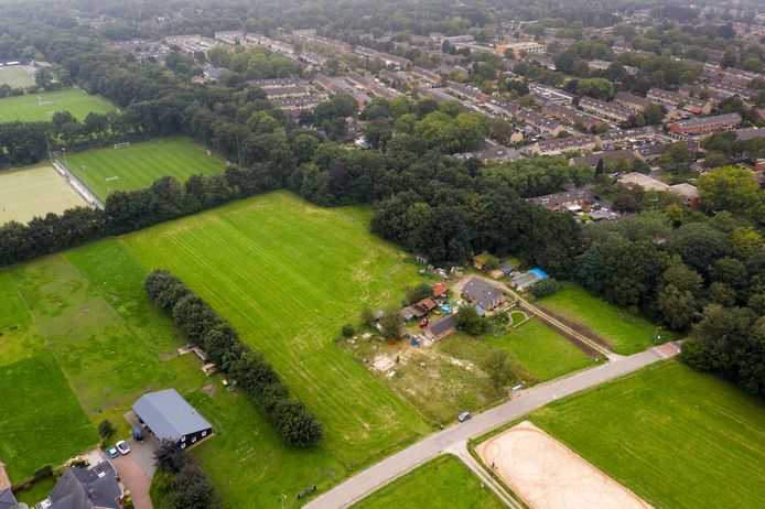 Beoogde locatie nieuwbouw IKC (Integraal Kind Centrum) op het grasveld achter de boerderij langs de Oosteinderweg.