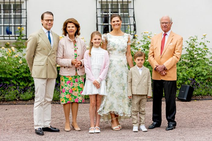 De Zweedse koninklijke familie poseert voor de foto.
