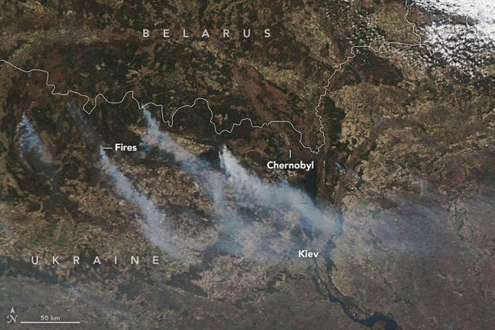 Deze satellietfoto dateert van 8 april, vier dagen nadat de brand begon te woeden.