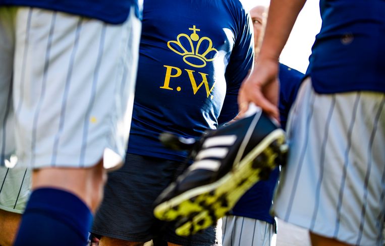 Spelers tijdens de fusie bij huize Zonnebeek.  Beeld 