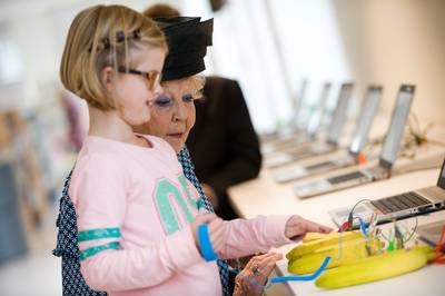 Prinses Beatrix 'dansend naar binnen' in Tiels cultuurcentrum