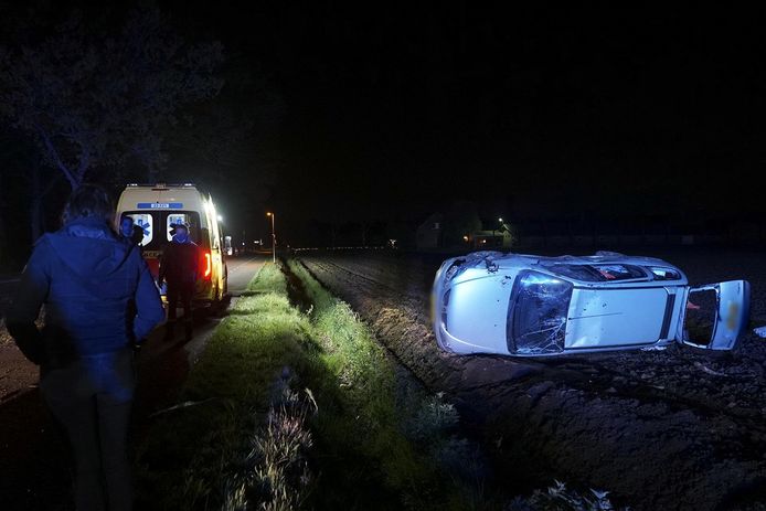 De wagen kwam na een botsing tegen een boom in een weiland terecht in Valkenswaard. Bij het ongeluk raakte de bestuurder gewond.