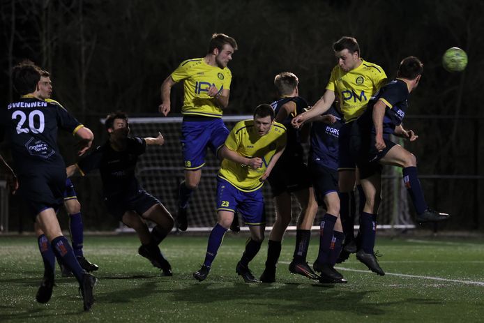 Jarne Van Renterghem (m.) weet als aanvallende middenvelder de goal staan en torent boven iedereen uit.