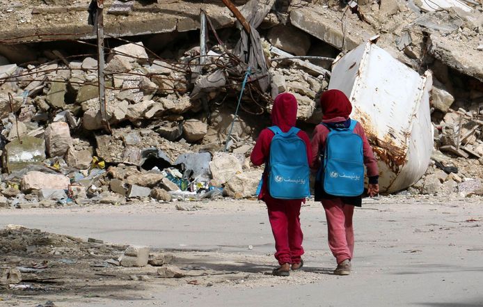 Syrische meisjes op weg naar school.