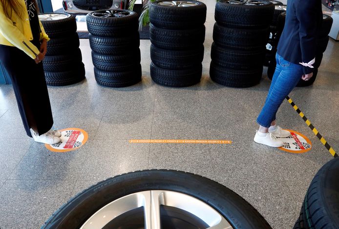 Klanten staan aan te schuiven bij een garage in Brussel. Volgens Test Aankoop rekenen veel garages 'coronatoeslag' aan.