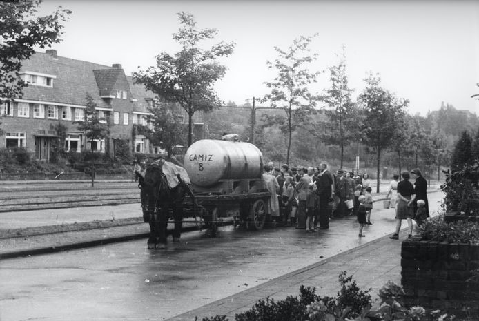 De Camiz verzorgde tijdens de Tweede Wereldoorlog ook de waterdistributie in de Arnhemse woonwijken, zoals hier op de Cattepoelseweg, september 1944.