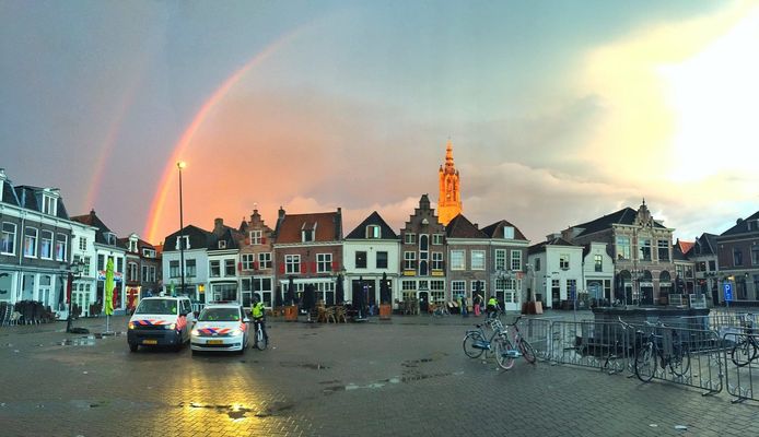 Surveillanceauto’s op de Hof op een zaterdagavond.