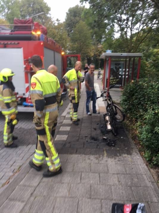 De brandweer bluste de brandende fiets van Gelderlander Henk Smits.