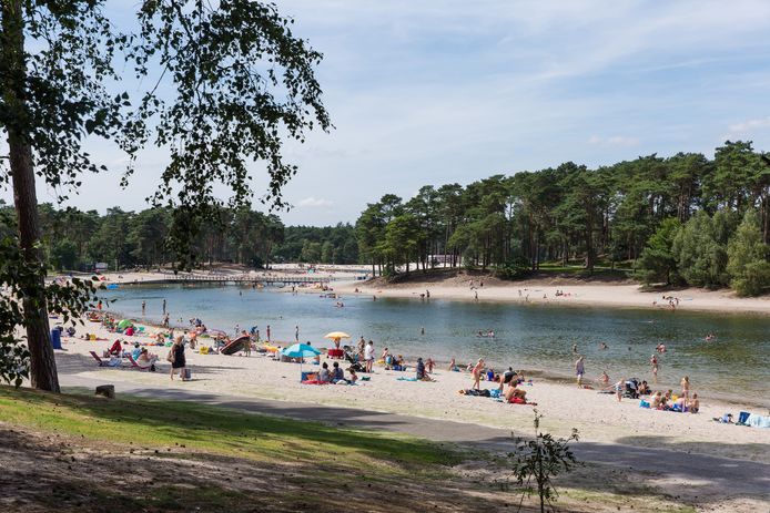 Bij mooi weer trekt het Henschotermeer duizenden bezoekers.