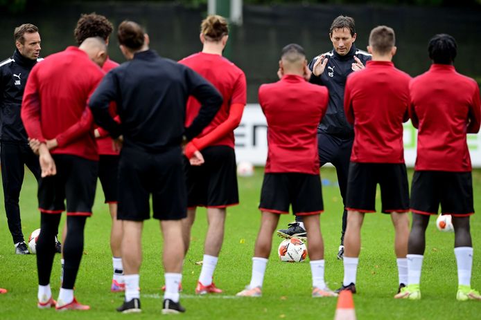 Roger Schmidt instrueert zijn groep voor AS Monaco-thuis.