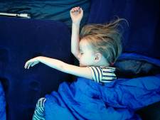 Warm, ander bed en vreemde geluiden: zo slaapt je kind goed op vakantie